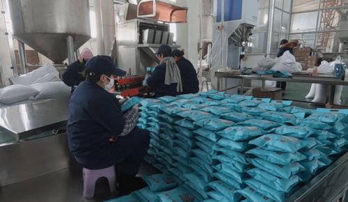 年銷售瓜子千噸的炒貨廠意外走紅，跨界化妝品批發引發熱議